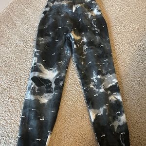 Boys printed Nike sweatpants.